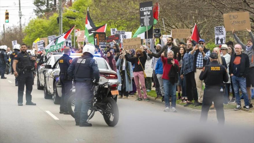 Manifestantes estadounidenses se reúnen para apoyar a los palestinos mientras pasa la caravana del presidente Joe Biden en Raleigh, 26 de marzo de 2024.
