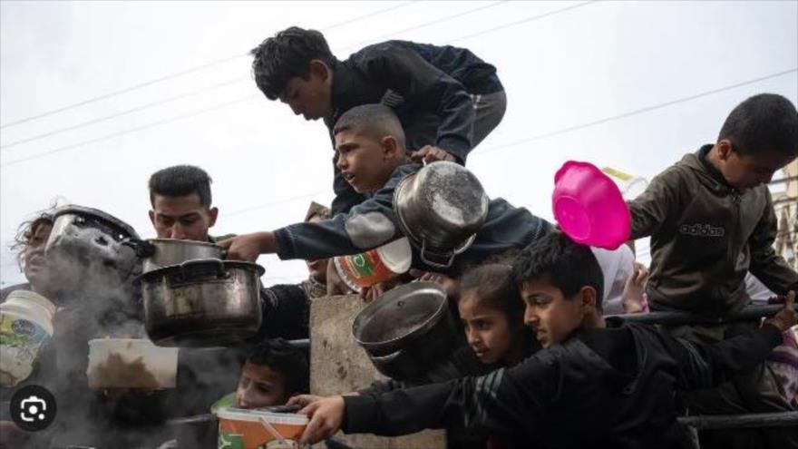 Niños en Gaza hacen cola para recibir alimentos y ayuda humanitaria, Franja de Gaza, 26 de marzo. (Foto: AP)