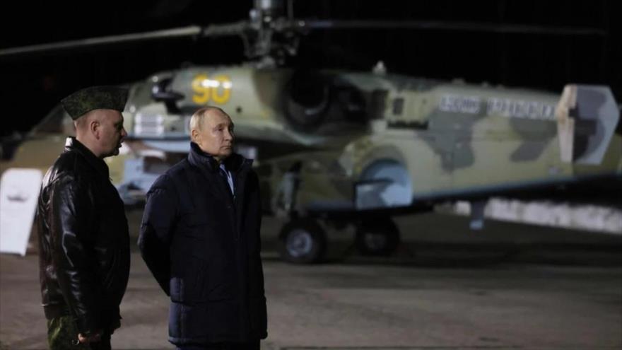 El presidente ruso, Vladímir Putin (dcha.), visita un centro estatal de uso de combate y recapacitación del personal de vuelo en la provincia de Tver, 27 de marzo de 2024. (Foto: AFP)