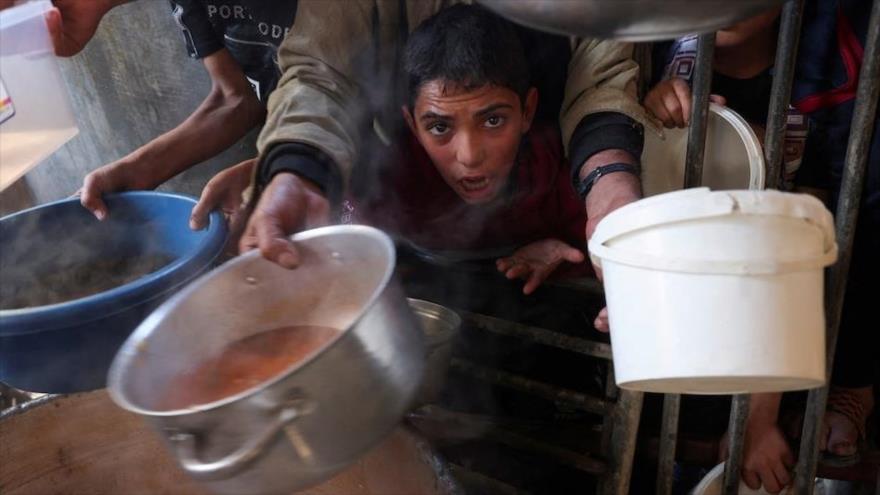 Palestinos esperan recibir su parte de comida benéfica en medio de escasez de alimentos en Gaza, Rafah, 2 de diciembre de 2023. (Foto: Reuters)