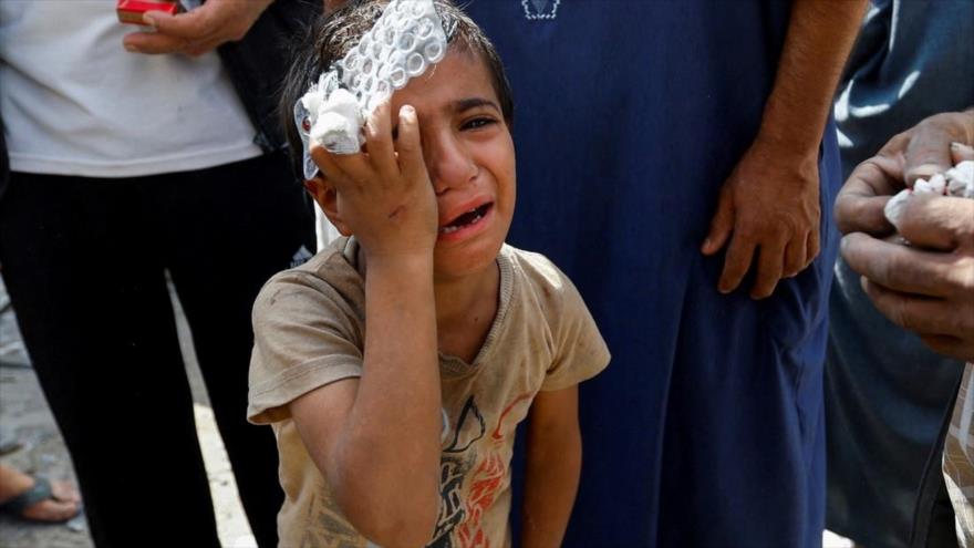 Un niño palestino herido llora después de un bombardeo israelí, en Rafah, sur de Gaza. (Foto: Reuters)