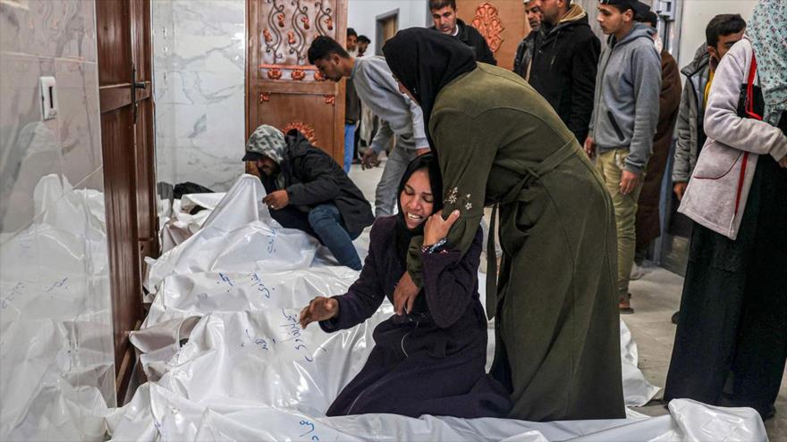 Palestinos lloran en un hospital por sus familiares muertos en el bombardeo israelí Jan Yunis, sur de la Franja de Gaza, 29 de marzo de 2024. (Foto: AFP)