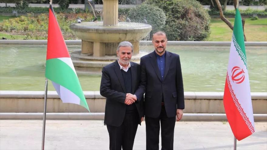 El canciller iraní, Hosein Amir Abdolahian (dcha.), recibe al líder del movimiento Yihad Islámica Palestina, Ziad al-Najala, Teherán, 30 de marzo de 2024.