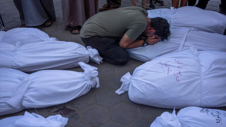 Los palestinos lloran a sus familiares muertos en el bombardeo israelí de Gaza frente a una morgue en Gaza, 31 de octubre de 2023. (Foto: AP)
