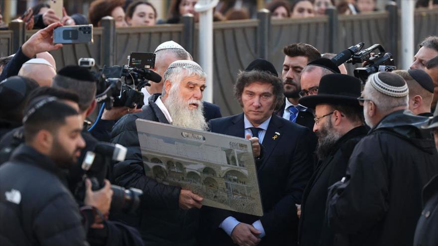 El presidente de Argentina, Javier Miley, durante su visita a la Ciudad Vieja de Al-Quds, febrero de 2023.