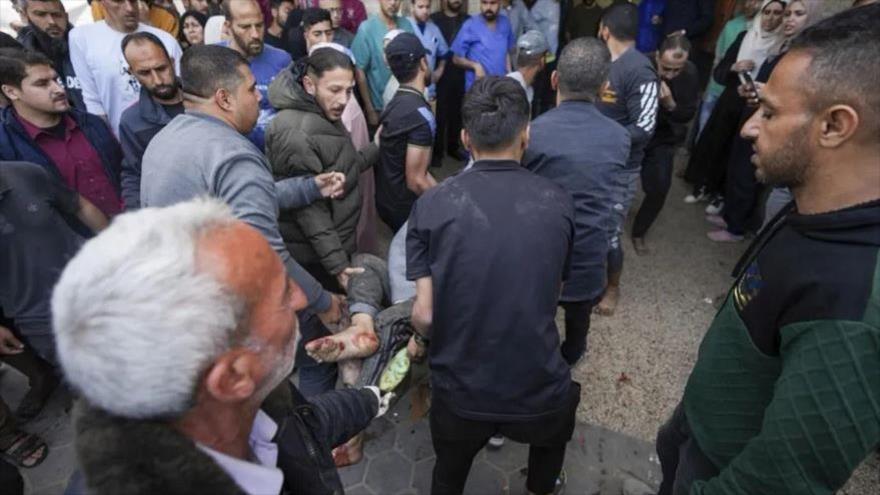 Palestinos llevan a una persona herida tras un ataque aéreo israelí cerca del hospital de los Mártires de Al-Aqsa en Deir al-Balah en la Franja de Gaza, 31 de marzo de 2024. (Foto: AP)