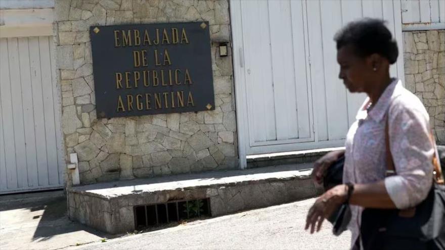 Una mujer pasa por la embajada de Argentina en Caracas, Venezuela (Foto: AP)
