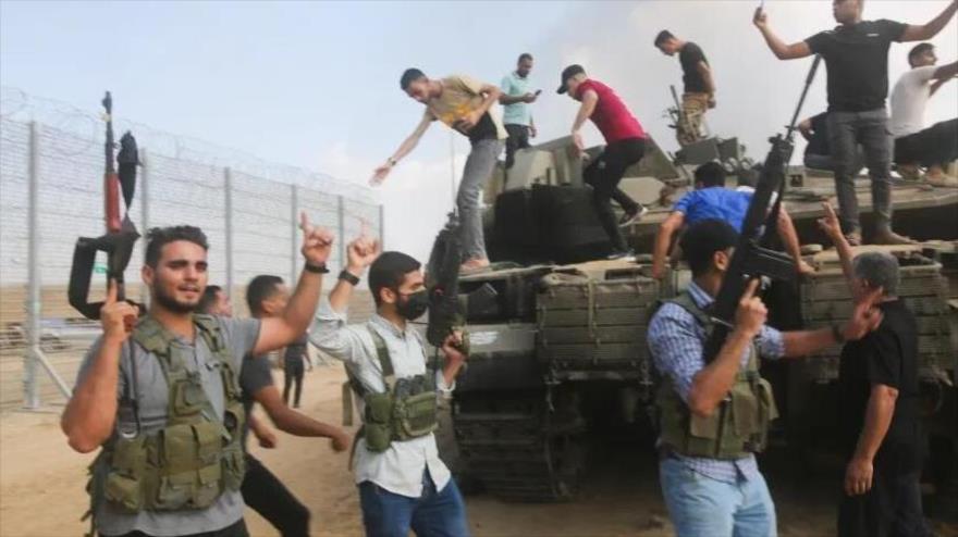 Palestinos celebran el éxito de la operación Tormenta de Al-Aqsa en el sur de los territorios ocupados, 7 de octubre de 2023.