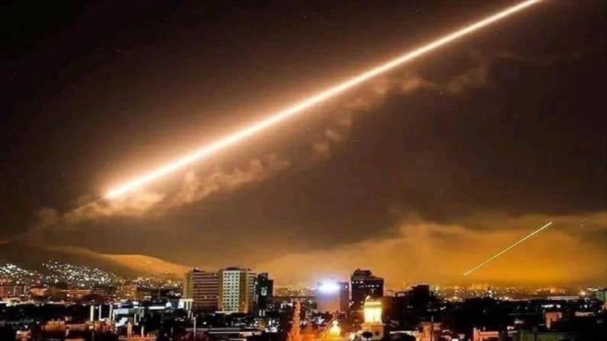 Misiles israelíes lanzados contra la zona rural de Damasco, capital siria. (Foto: el opositor Observatorio Sirio de Derechos Humanos)