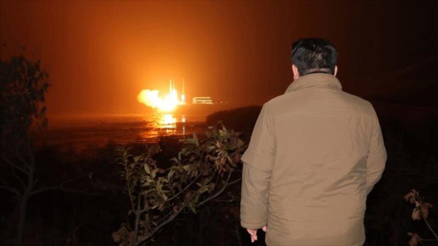 El líder norcoreano, Kim Jong-un, supervisa el lanzamiento del primer satélite del país, Malligyong-1, 21 de noviembre de 2023. (Foto: KCNA)