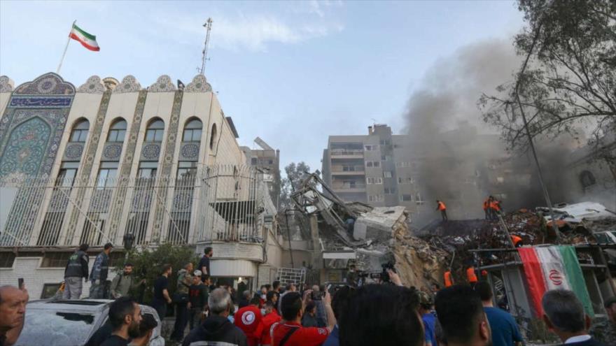 Personal de emergencia y de seguridad en el lugar del ataque israelí contra sección consular de embajada iraní en Damasco, 1 de abril de 2024 (Foto: AFP)
