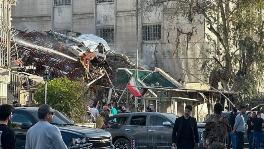 El personal de emergencia y de seguridad se reúne en el lugar de los ataques israelíes a la sección consular de la embajada iraní en Damasco, 1 de abril de 2024. (Foto: AFP)