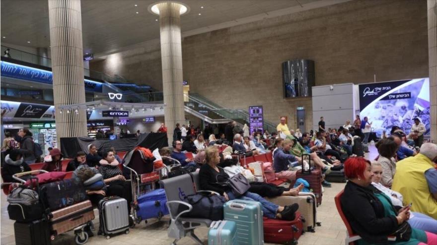 Los pasajeros aguardaban en el aeropuerto Ben Gurion cerca de Tel Aviv.