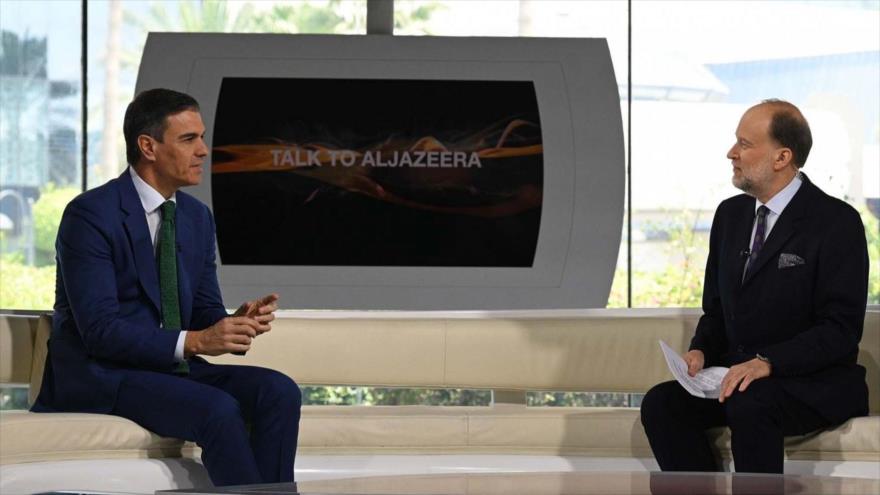 El presidente del Gobierno de España, Pedro Sánchez (izqda.), es entrevistado en el canal de televisión Al Jazeera. 4 de abril de 2024 Foto: Moncloa