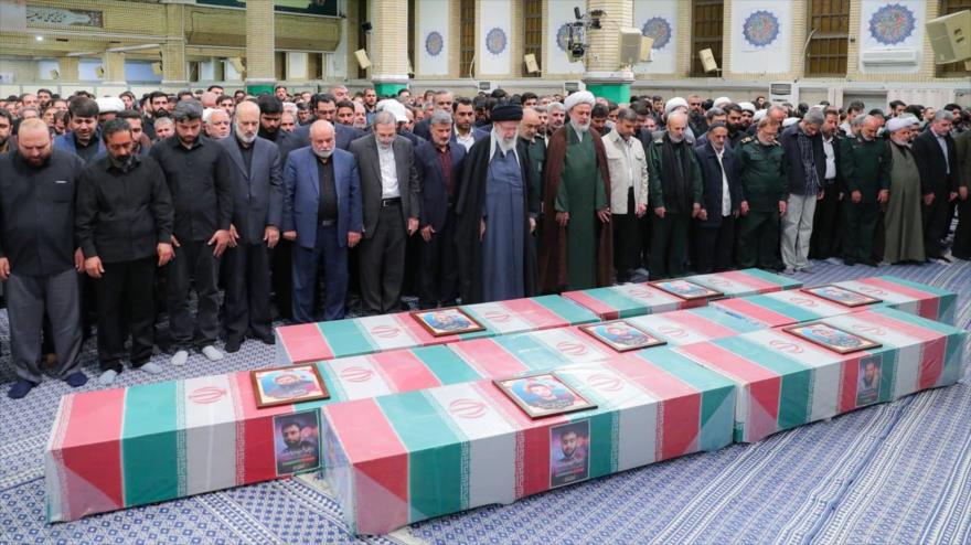 El Líder de Irán, el ayatolá Seyed Ali Jamenei, dirige el rezo fúnebre por los militares iraníes asesinados en el ataque israelí en Damasco, 4 de abril de 2024.