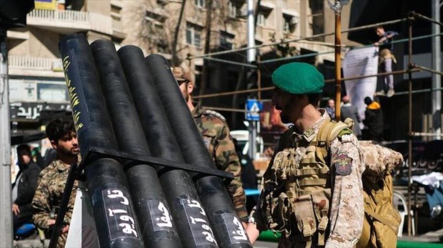 Miembros de las Fuerzas Armadas iraníes durante las marchas del Día Mundial de Al-Quds en Teherán, 22 de abril de 2023.