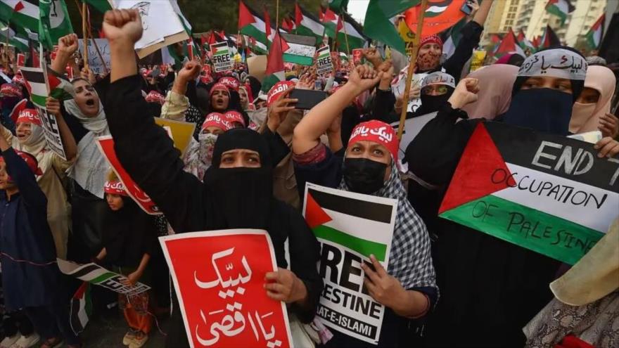 Paquistaníes asisten a una manifestación de solidaridad con el pueblo palestino en Karachi, Pakistán, 15 de octubre de 2023.