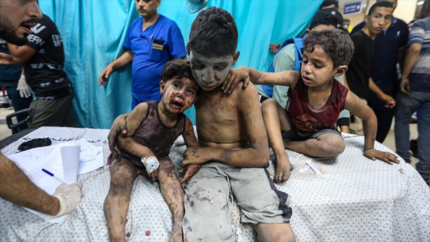 Niños palestinos heridos en bombardeos de Israel en Gaza.