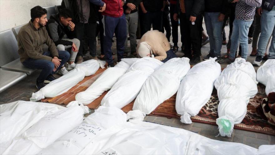 La gente llora al lado de los cuerpos sin vida de sus queridos asesinados en los ataques israelíes en Rafah, Gaza, 7 de diciembre de 2023. (Foto: Reuters)