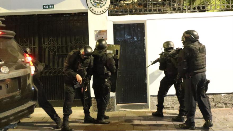La policía ecuatoriana irrumpe en la embajada de México en Quito, Ecuador, 5 de abril de 2024. (Foto: AFP)