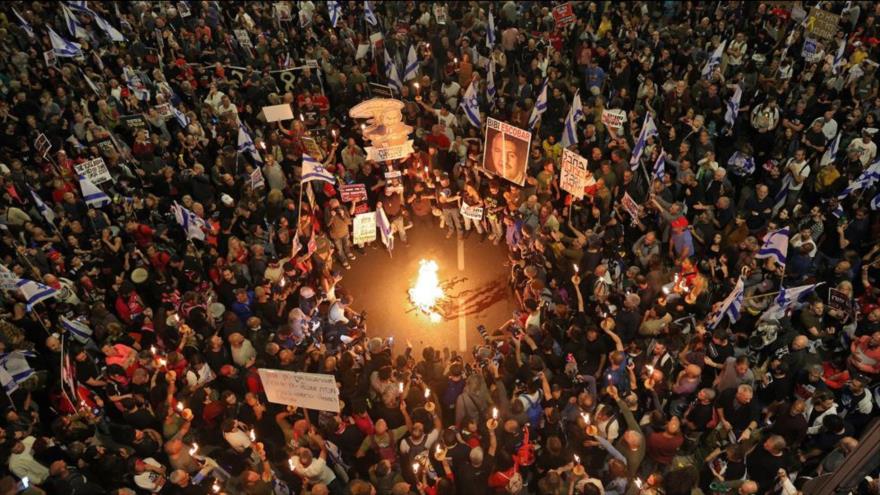 Israelíes protestan en contra del gabinete de Benjamín Netanyahu frente al ministerio de asuntos militares del régimen, 6 de abril de 2024. (Foto: AFP)