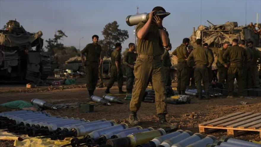 Soldados israelíes cargan proyectiles en un tanque en una zona próxima a Gaza, 31 de diciembre de 2023. (Foto: AP)