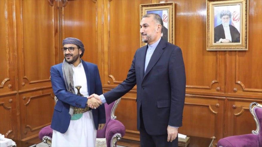 Canciller iraní, Hosein Amir Abdolahian (dcha), y Muhamad Abdel Salam, alto representante del Gobierno de Salvación Nacional de Yemen, Omán, 7 de abril de 2024.