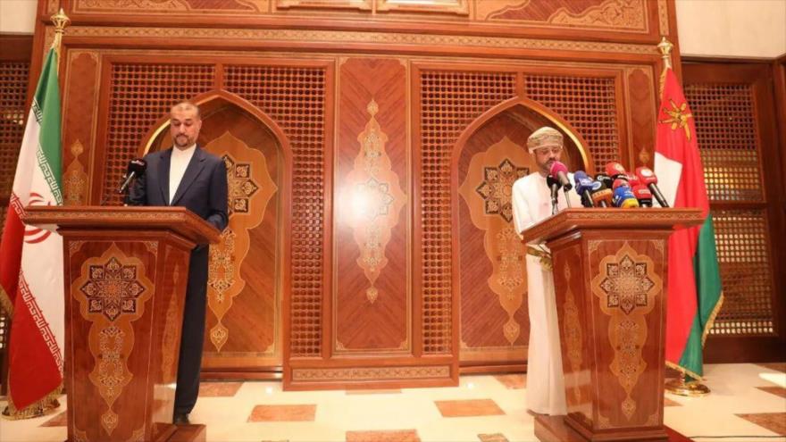 El canciller de Irán, Hosein Amir Abdolahian, y su par omaní en una rueda de prensa mantenida en Mascate, capital de Omán, 7 de abril de 2024. 