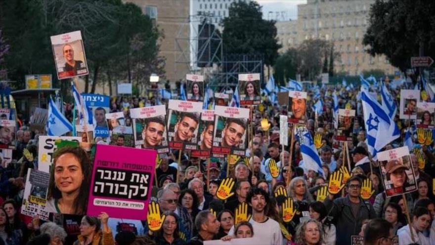 Miles de israelíes se manifiestan frente al parlamento del régimen en la ocupada Al-Quds, 7 de abril de 2024. (Foto: AP)