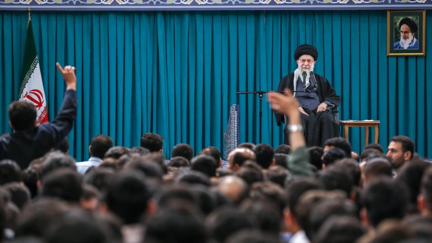 El Líder de Irán, el ayatolá Seyed Ali Jamenei, durante su encuentro con los estudiantes, 7 de abril de 2024.