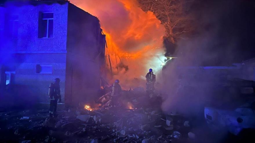 Las llamas se elevan desde el lugar de un ataque con drones rusos en Odesa, Ucrania, 19 de abril de 2023.