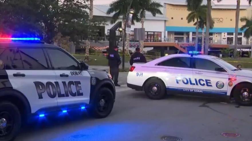 La policía local acordona las inmediaciones del centro comercial tras el tiroteo en CityPlace Doral, en el condado Miami-Dade, 7 de abril de 2024.