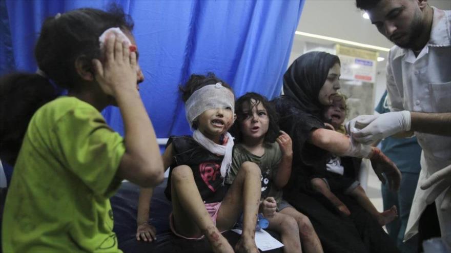 Niños palestinos heridos en ataques israelíes son llevados al hospital Al-Shifa en la ciudad de Gaza, 11 de octubre de 2023. (Foto: AP)