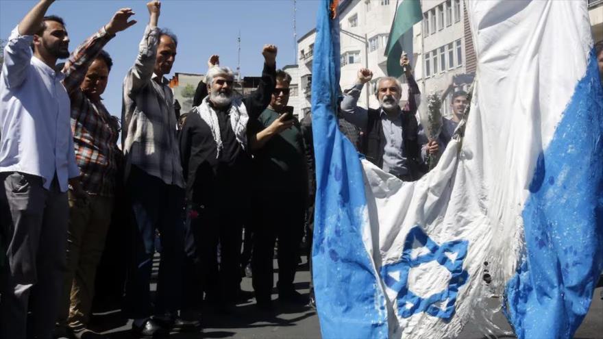 Los iraníes queman una bandera israelí durante una manifestación que conmemora el Día Mundial de Al Quds en Teherán, 5 de abril de 2024.
