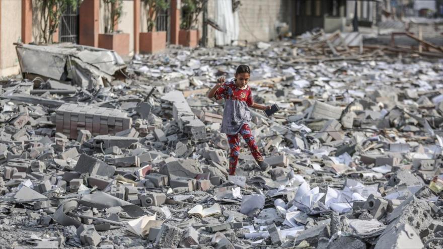Una niña palestina camina por las ruinas de un edificio destruido en un ataque aéreo israelí en el barrio de Riman, en la ciudad de Gaza. (Foto: DPA)