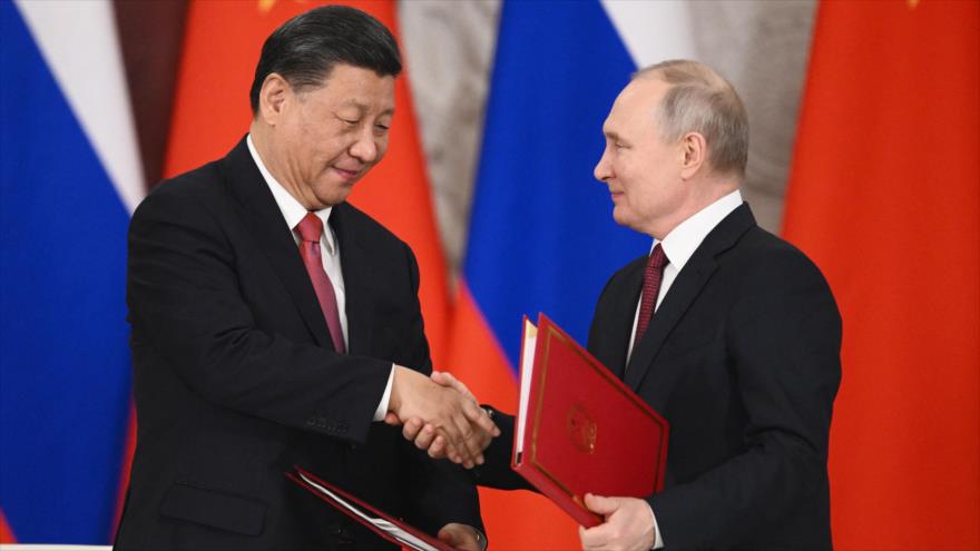 El presidente ruso, Vladímir Putin (dcha.), y su par chino, Xi Jinping, en la ceremonia de firma de acuerdos en Moscú, 21 de marzo de 2023 (Foto: AFP).