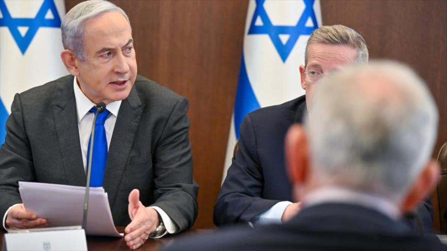 El primer ministro israelí, Benjamín Netanyahu (izda.), se dirige a una reunión semanal del gabinete, 7 de abril de 2024. (Foto: GPO)