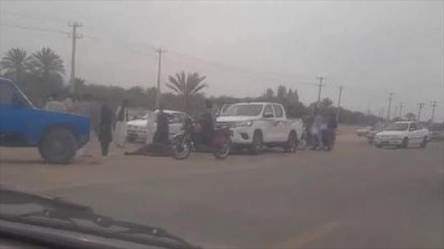 La escena de un ataque terrorista contra dos coches de Policía de Irán en una carretera en la provincia de Sistán y Baluchistán, 9 de abril de 2024.