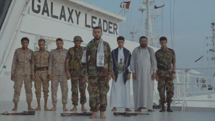 Yemeníes realizan oraciones de Eid al-Fitr a bordo del carguero incautado Galaxy Leader vinculado a Israel en Hodeidah, Yemen.el 10 de abril de 2024. (Foto: Al-Mayadeen)
