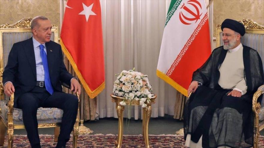 El presidente iraní, Seyed Ebrahim Raisi, en una reunión en Teherán con su par turco, Recep Tayyip Erdogan. (Foto: AFP)