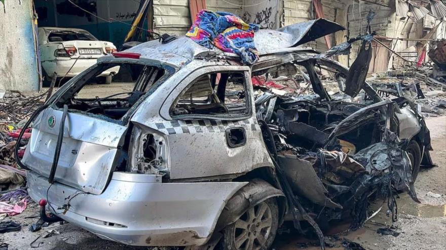 Los restos del coche atacado por Israel en que murieron tres de hijos del líder de HAMAS, Ismail Haniya, en Gaza, 10 de abril de 2024. (Foto: AFP)