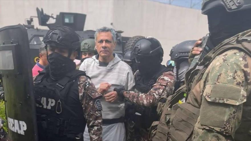 El exvicepresidente de Ecuador Jorge Glas luego de su detención en la embajada de México en Ecuador, 5 de abril de 2024.