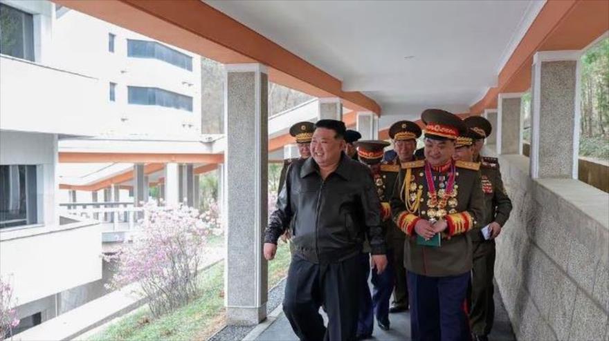 El líder de Corea del Norte, Kim Jong-un, visita la Universidad de Política Militar en el oeste de Pyonyang, 10 de abril de 2024. (Foto: AFP)