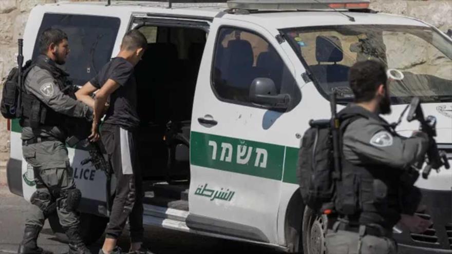 Fuerzas israelíes detienen a un joven palestino en la Cisjordania ocupada.