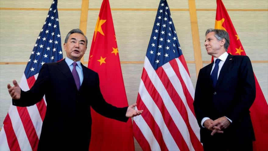 El secretario de Estado de EE.UU., Antony Blinken (dcha.), reunido con su homólogo chino, Wang Yi, en Nusa Dua, Bali (Indonesia), 9 de julio de 2022. (Foto: Reuters)