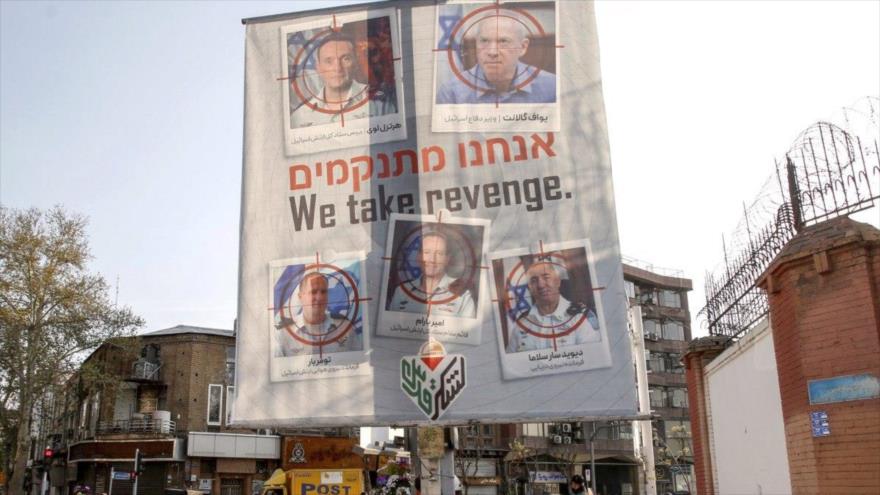 Una pancarta instalada en Teherán con las imágenes de algunos de los altos mandos castrenses israelíes y una frase que dice: “Nos vengamos de Israel”.