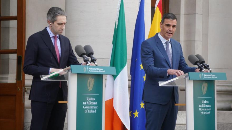 El primer ministro irlandés, Simon Harris, y el presidente del Gobierno español, Pedro Sánchez, en una rueda de prensa en Dublín, 12 de abril de 2024.