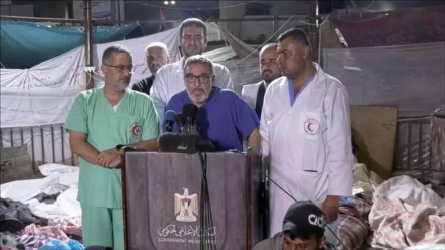 El cirujano palestino Ghassan Abu Sittah habla con la prensa en el hospital Al-Ahli en la Franja de Gaza, octubre de 2023.