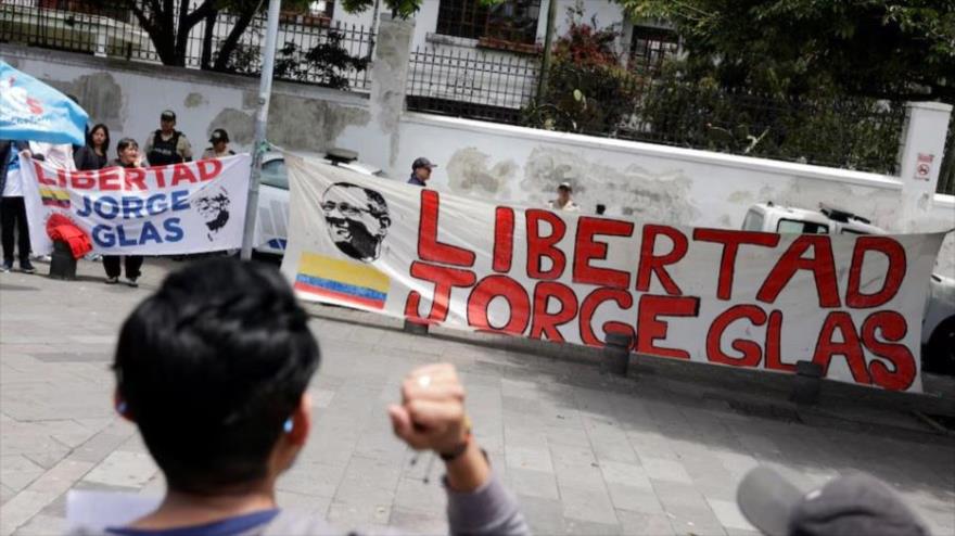 Manifestantes se reúnen frente a la embajada de México en Quiro para pedir la liberación del exvicepresidente Jorge Glas, 6 de abril de 2024. (Foto: Reuters)