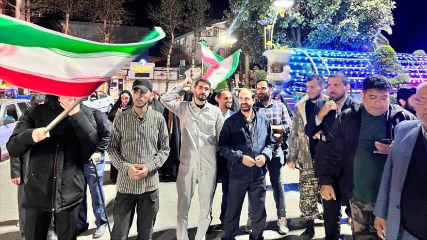 Iraníes celebran en las calles la operación de represalia contra Israel | HISPANTV